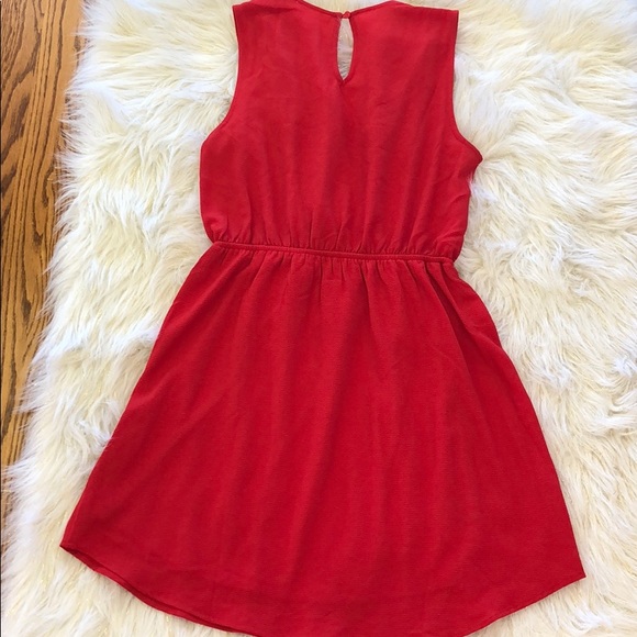 Red Sleeveless Dress with Cinched Waist and Bow - Picture 2 of 4